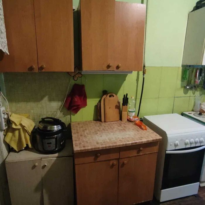 Продам 3 кімнати з кабінетом в коммунальній  квартирі, Виконкомівська.