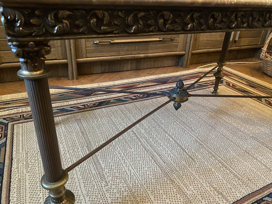 Mesa mármore pés latão