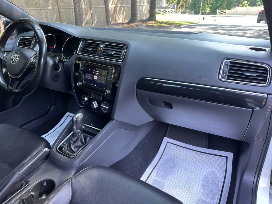 Volkswagen Jetta      2018