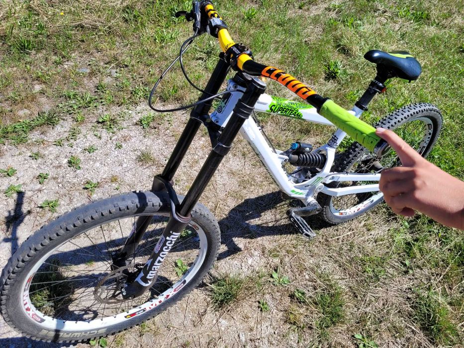 Rower typu Downhill do zjazdów wyczynowych