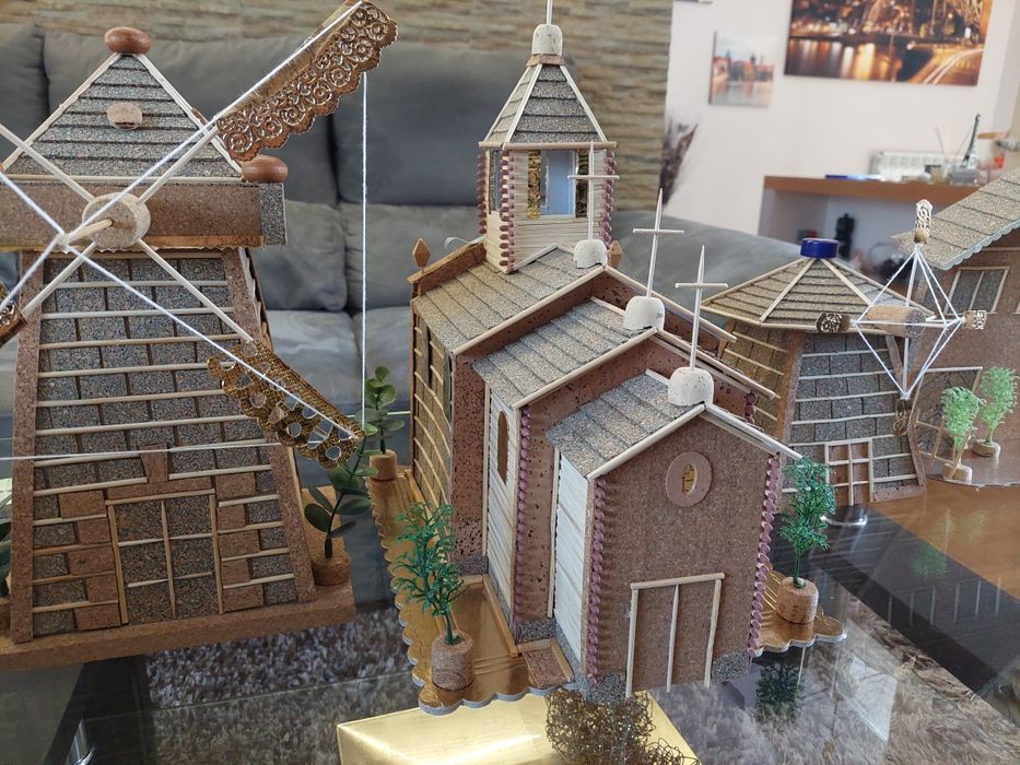 Igreja moinho feitos de cortiça e madeira a mão