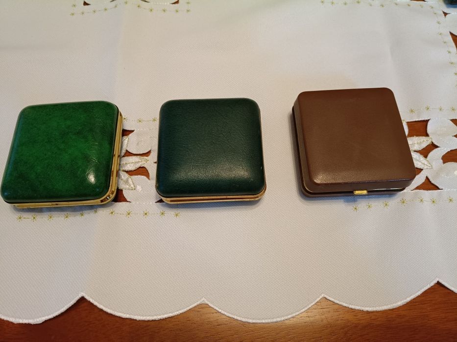 Kolekcja zegarków podróżnych.