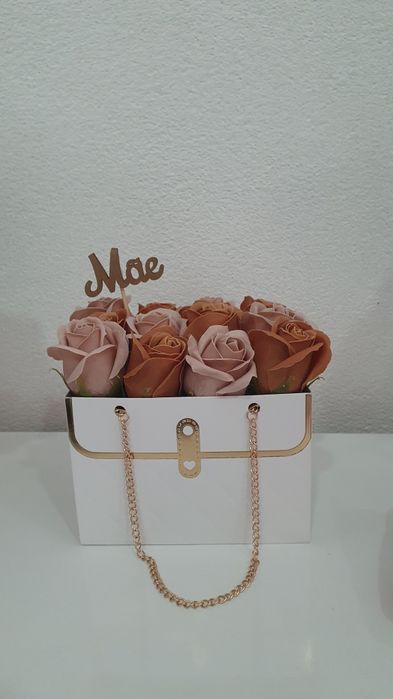 Bolsa com rosas artificiais