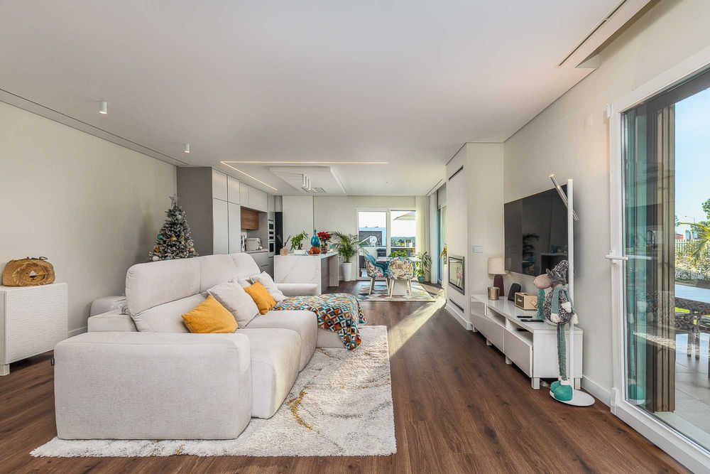 Elegância e Conforto em Azeitão — Moradia T4 Vista Desafogada