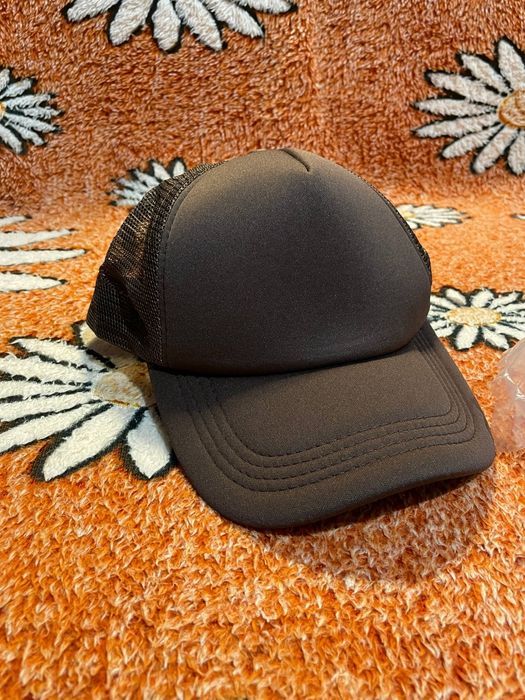 Кепка в сіточку на застібці нова темна кепка