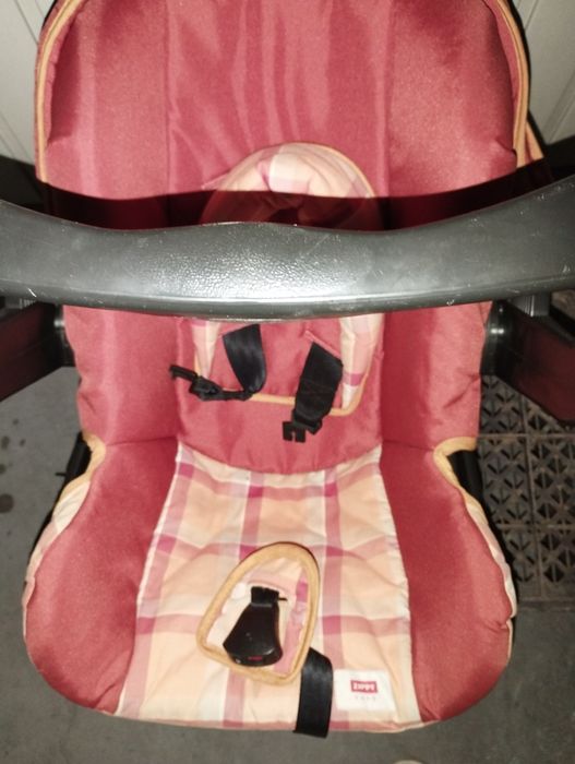 Carrinho de bebê com ovo