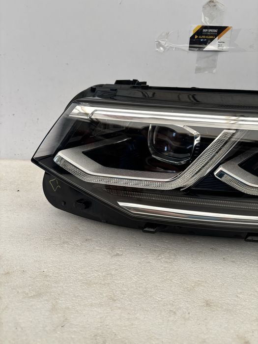 VW Tiguan II 2 lift 5NN Allspace 20- lampa lewy przód lewa IQ LIGHT