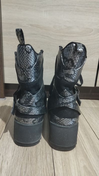 Czarne botki trapery workery damskie z wstawkami z 'wężowej skóry'
