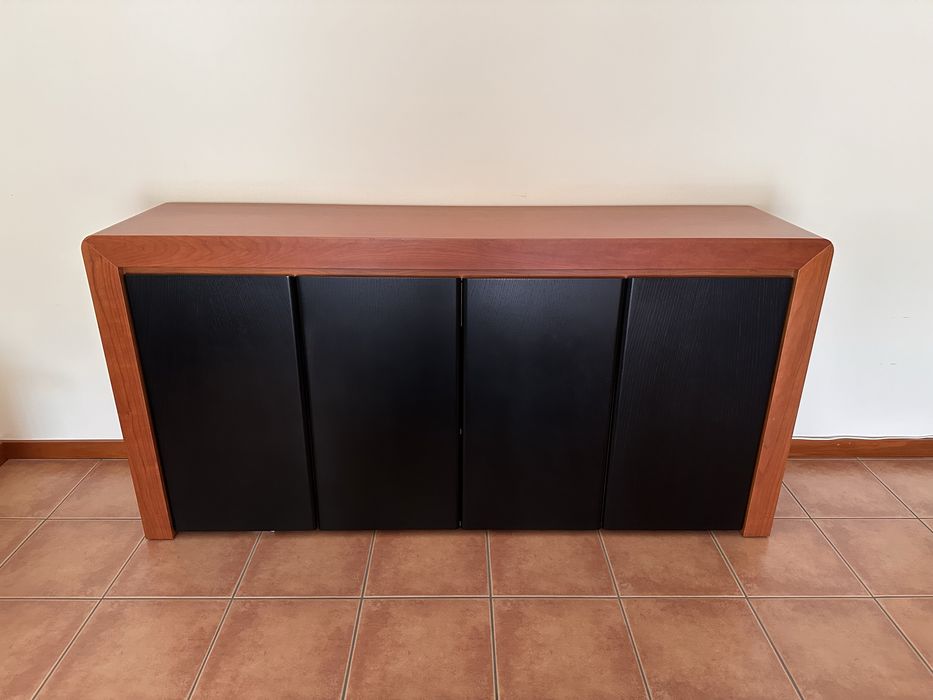 Mobilia de sala com mesa de centro e aparador
