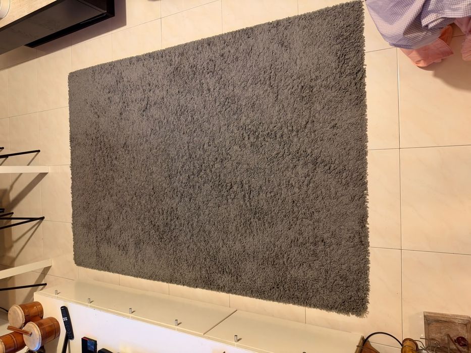 Carpete de pelo cinzento
