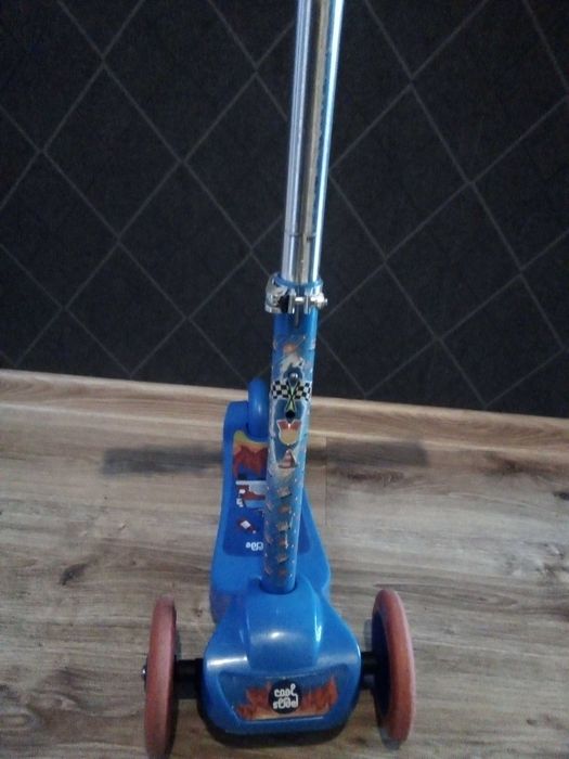 Hulajnoga trzykołowa.