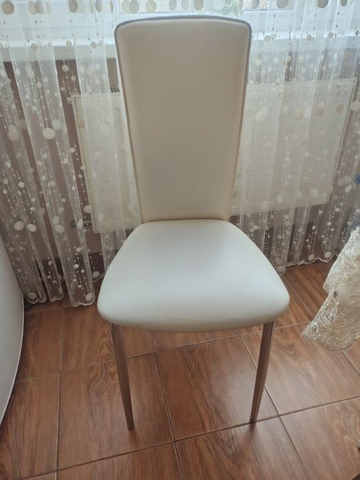 4 стільці. Бежеві.