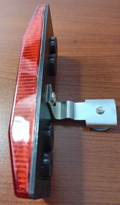 Odblask rowerowy przykręcany do bagażnika./czerwony/