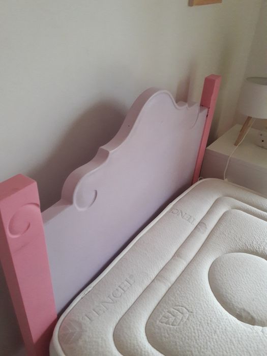 2 camas  com colchão e mesa cabeceira