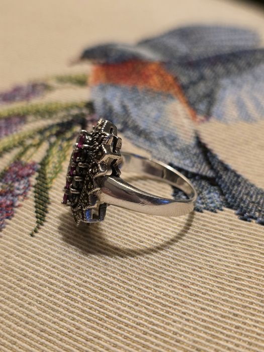 Srebrny pierścionek rubiny szmaragdy szafiry