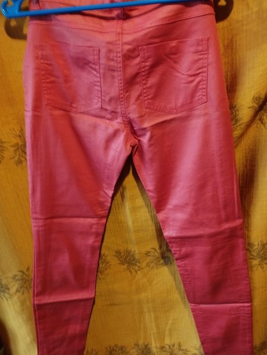 Spodnie w kolorze czerwonym