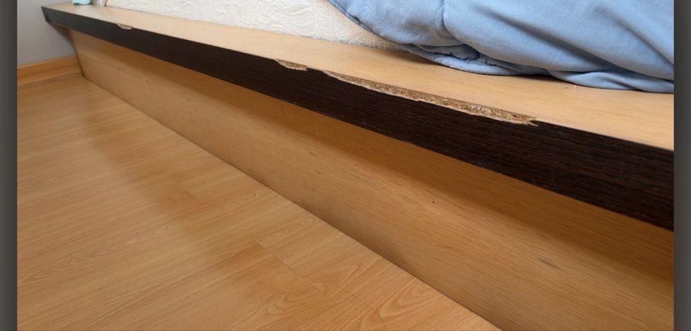 Cama de Casal + Mesa de Cabeceira (Sólida e Resistente) – Venda Rápida!