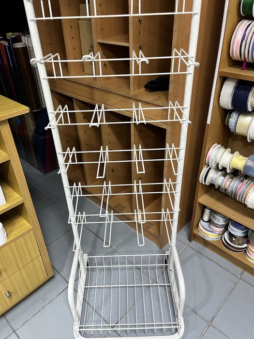 Expositor de metal bra co com varias funcionalidades