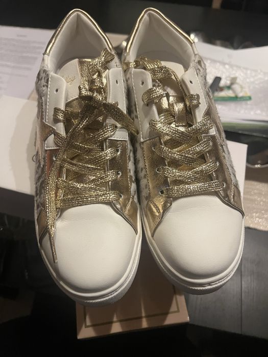 Tenis branco  e dourado