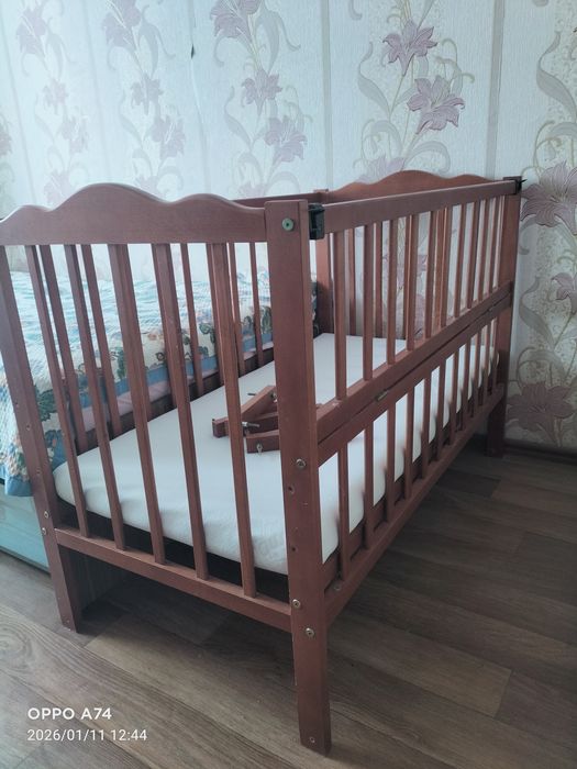 Ліжко дитяче з відкидним бортиком та маятником