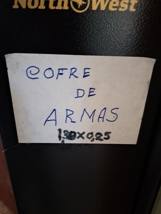 Cofre de Armas, com 1.30x25 cm