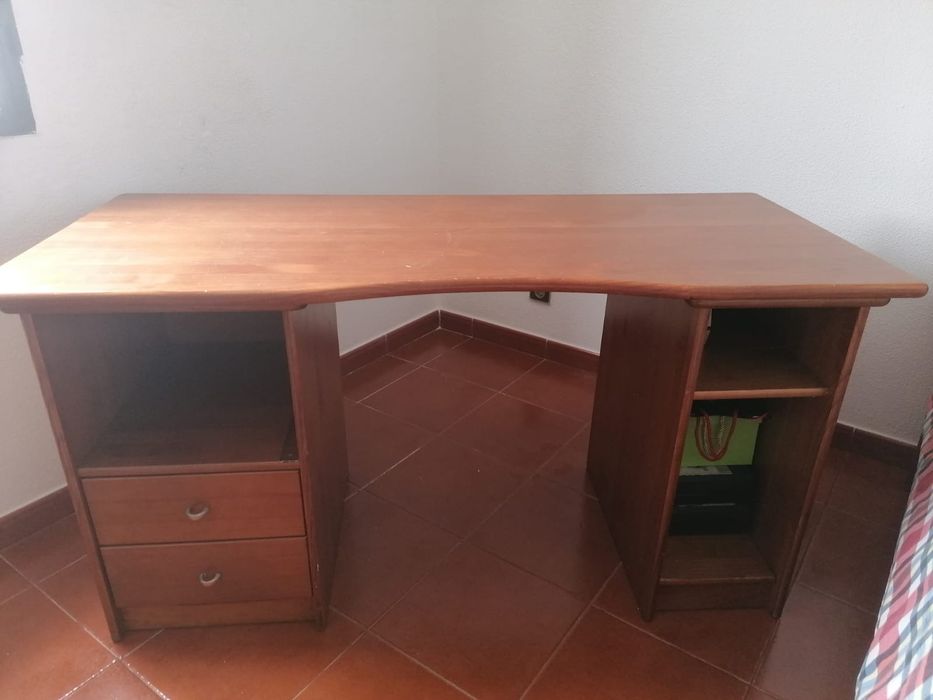 Cama e secretária