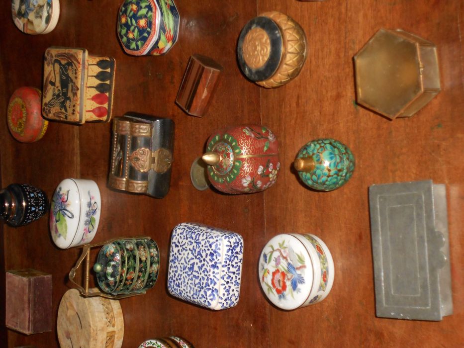 Grande coleccao miniaturas antigas madeira, pedra, latao, loiça, etc