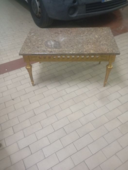Mesa de centro, com tampo em mármore e estrutura em madeira maciça dourada