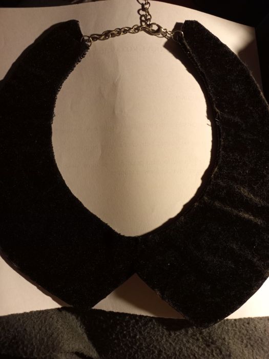 Gola nova com missangas pretas e antracite