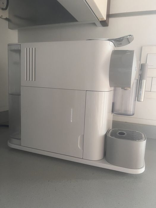 Máquina de Café NESPRESSO Lattissima One