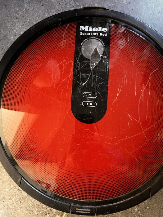 Robot sprzatajacy miele