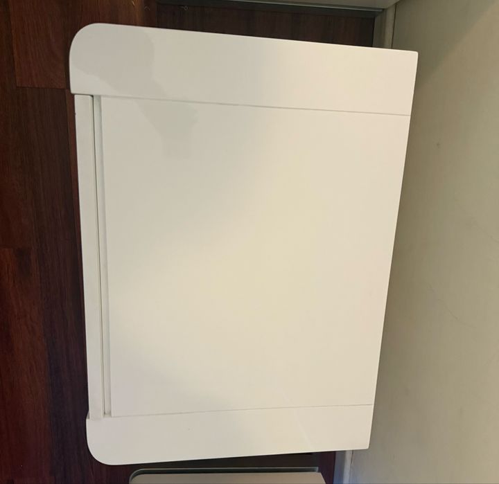 Duas cómodas cor branca