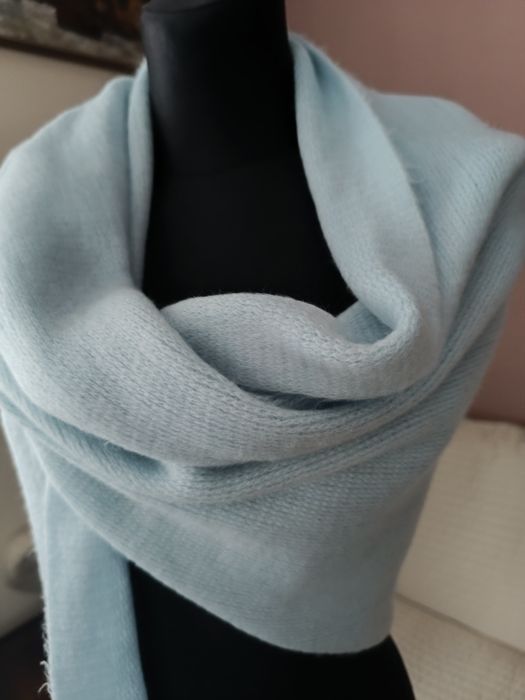 Reserved szal szalik jasnoniebieski z frędzlami