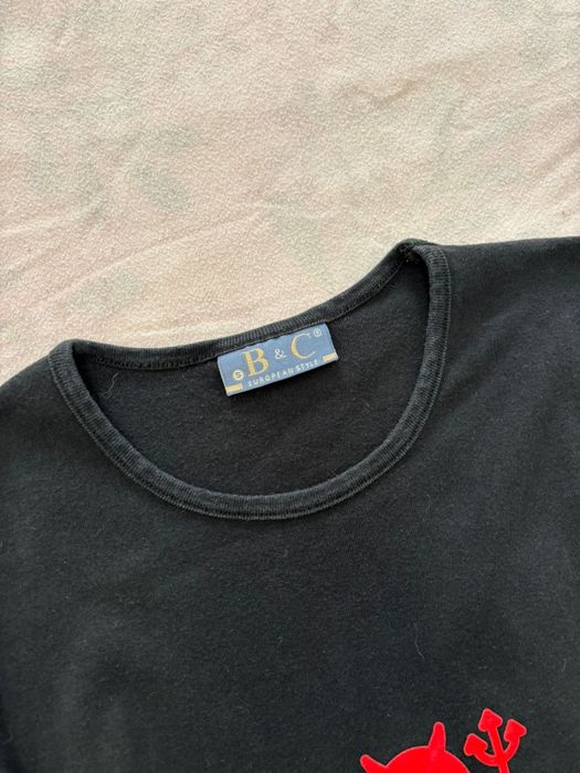 T‑shirt preta com diabo vermelho – S