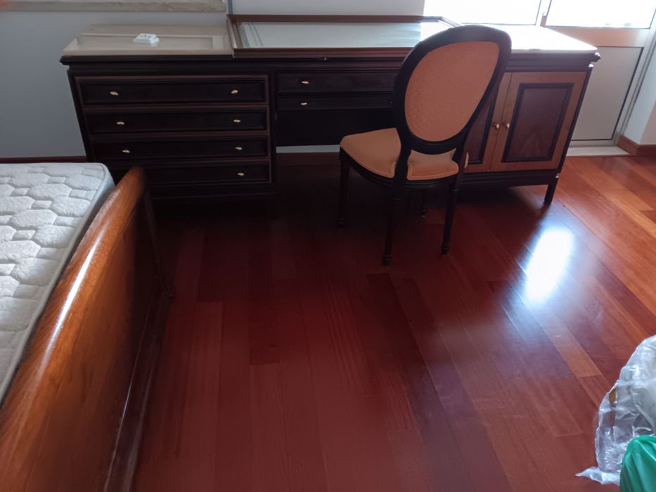 Mobília completa: Cama, mesas de cabeceira e cómoda em madeira