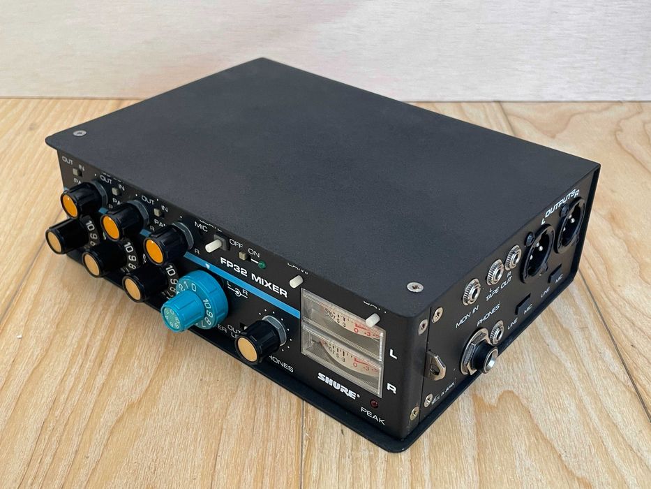 Mesa portátil de mistura e de preamplificação de microfones Shure FP32