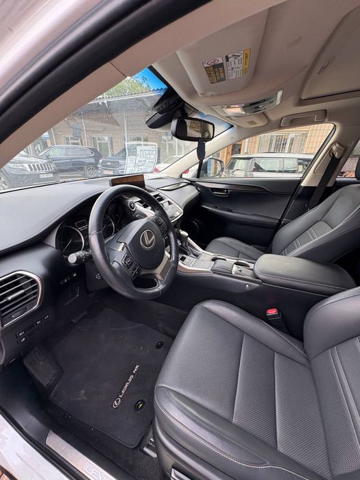 Продам Lexus 2019 2.5 гибрид