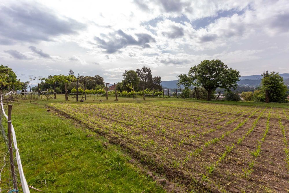 Moradia classificada de interesse arquitetónico com logradouro e terreno sobrante com viabilidade de construção.