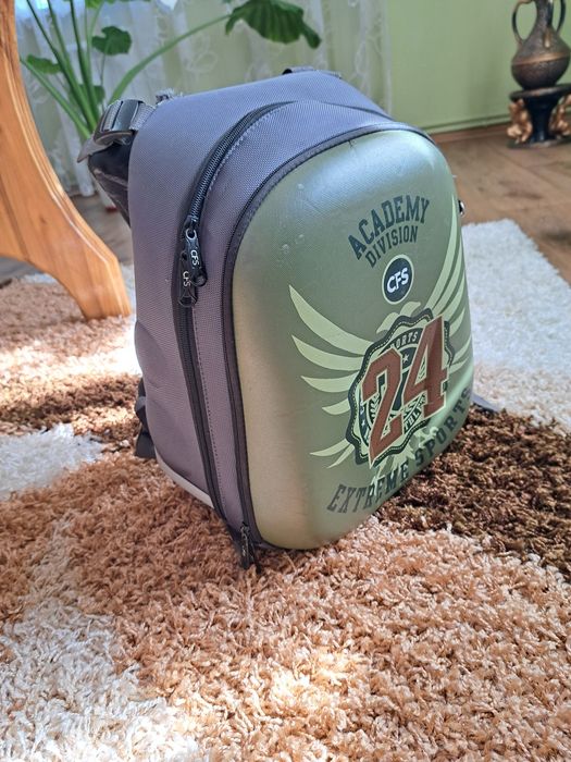 Портфель шкільний з темно-зеленою пластиковою вставкою