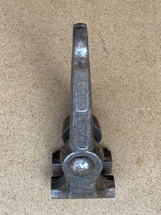 Stary ścisk metalowy. (1)