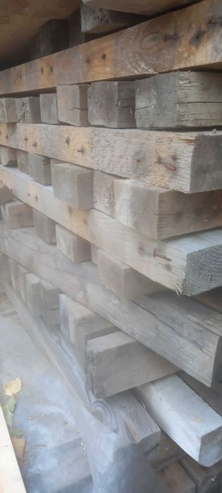 Kantówki i kostki z palet na opał.