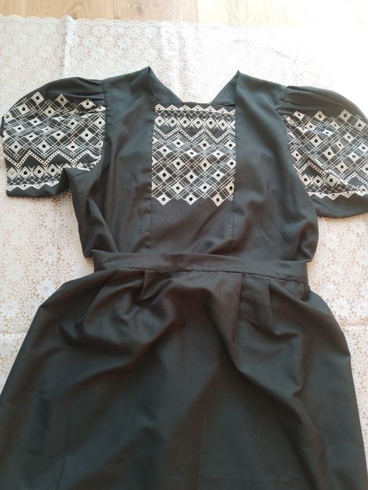 Elegancka haftowana  dwuczesciowa sukienka z czasów PRL-u