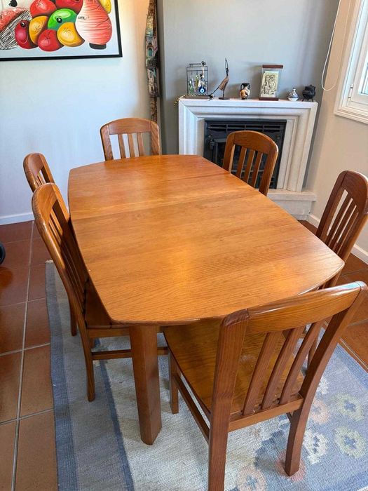 Conjunto de Sala de Jantar com uma mesa, 6 cadeiras e 1 aparador