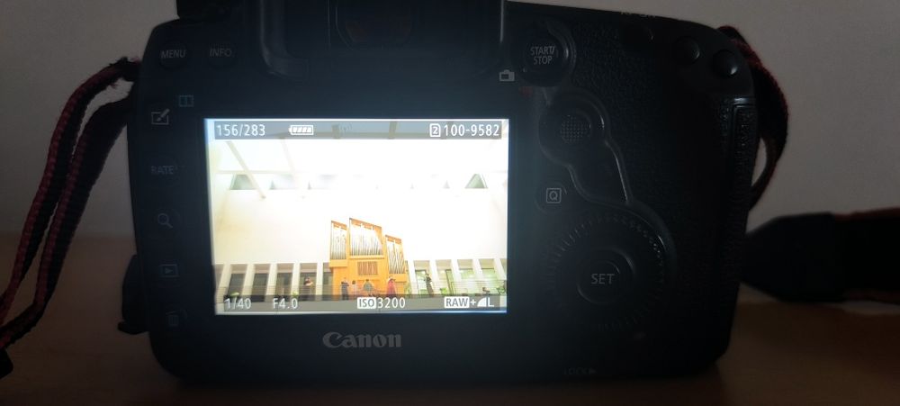 Canon 5d MK iv  + grip original Canon + 3 baterias