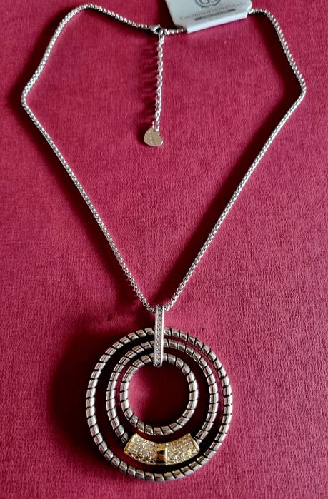 Colar prateado, em aço, pingente muito elegante com zirconias.