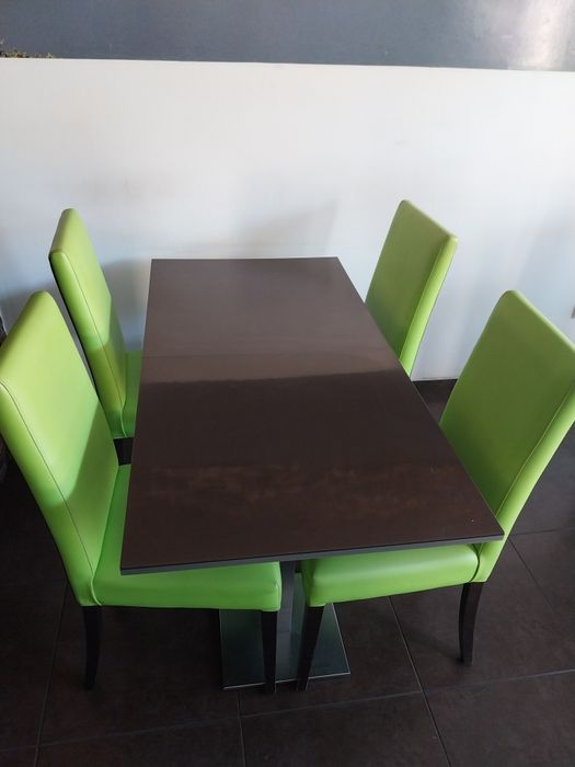 Mesa com 2 cadeiras em pele