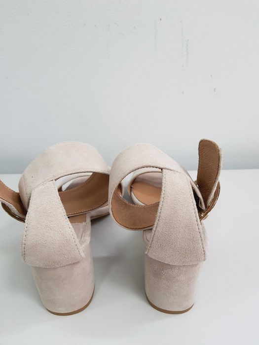 Sprzedam nowe skórzane sandałki.