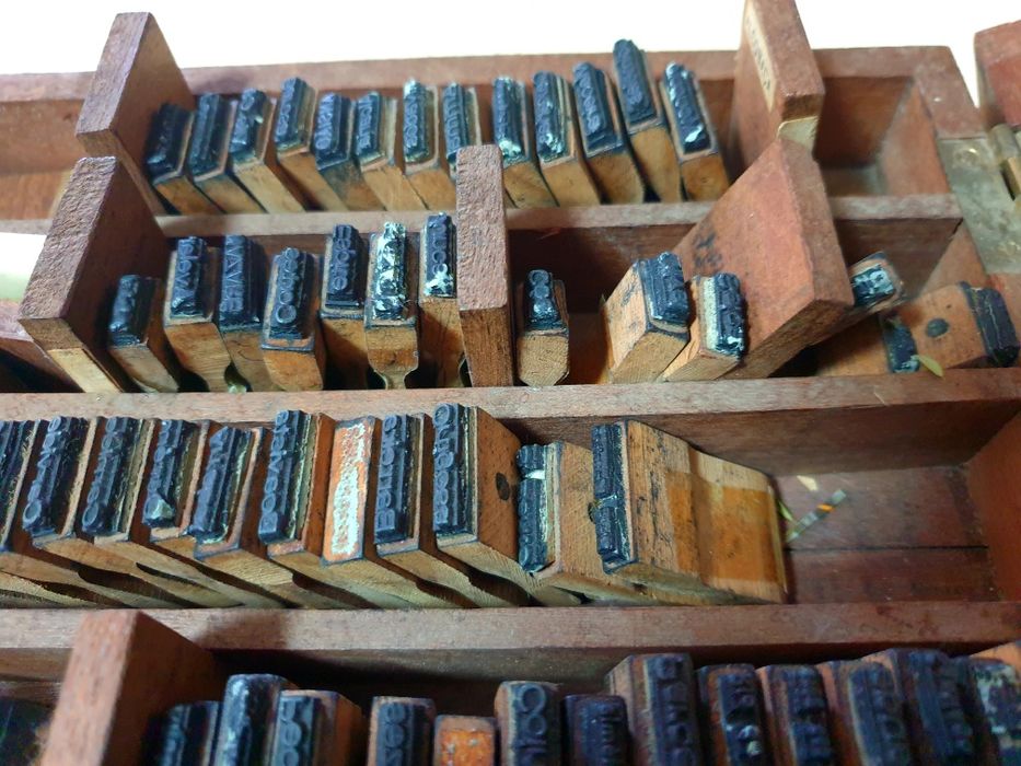 Antiga caixa de carimbos de cidades portugueses com caixa em madeira