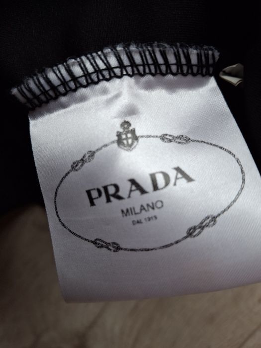 Продам кофтину Prada