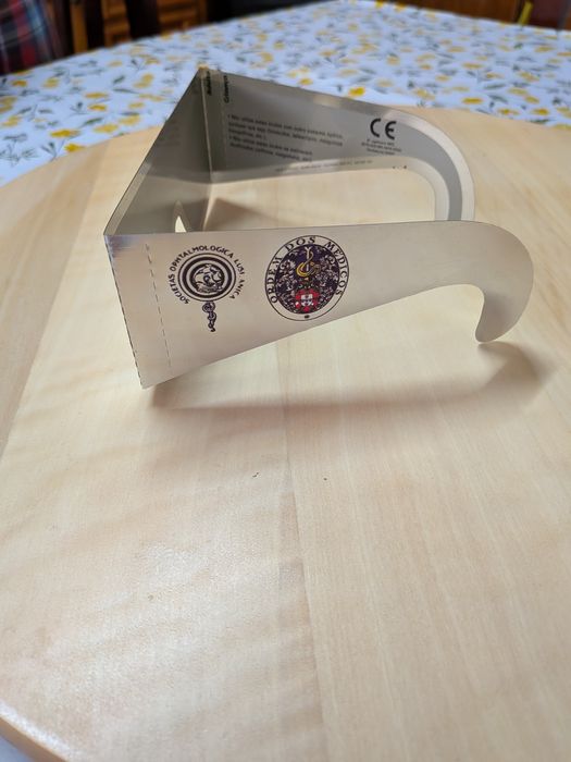 Óculos de eclipse solar vintage de 1999.